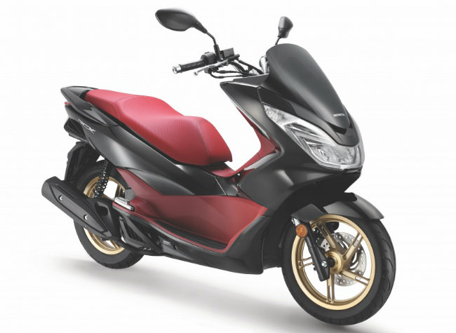 Cùng đợt ra mắt của NSS300 mới lần này tại Malaysia, Honda còn giới thiệu phiên bản 2017 của mẫu tay ga phổ biến thuộc phân khúc 150cc là 2017 Honda PCX150. Ảnh PCX150 bản màu đen.