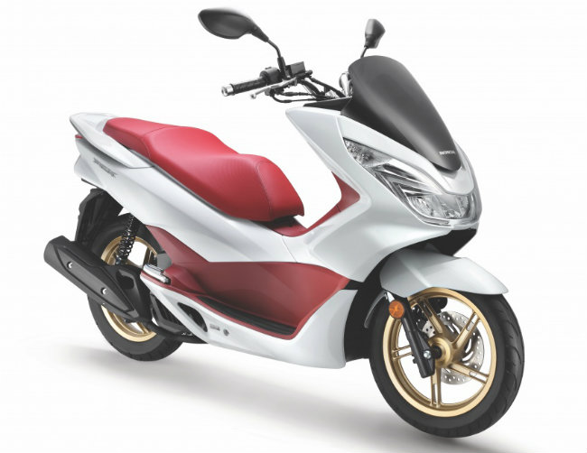Động cơ trên cho phép 2017 Honda PCX150 đạt công suất tối đa 12,5 mã lực tại 8.500 vòng/phút và mô-men xoắn cực đại 13 Nm tại 5.500 vòng/phút. Ảnh PCX150 màu trắng.