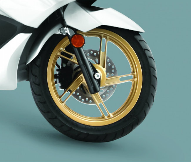 Vành bánh đúc và phanh đĩa trước của PCX150.