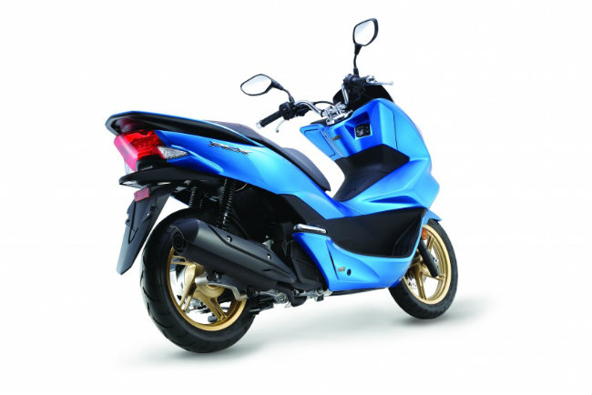 Về màu sắc, Honda NSS300 có các màu như màu trắng ngọc trai, màu xanh và màu bạc kim loại. Trong khi đó 2017 Honda PCX150 có màu đen kim loại và màu trắng ngọc trai, ngoài ra còn có màu xanh Caribbe.