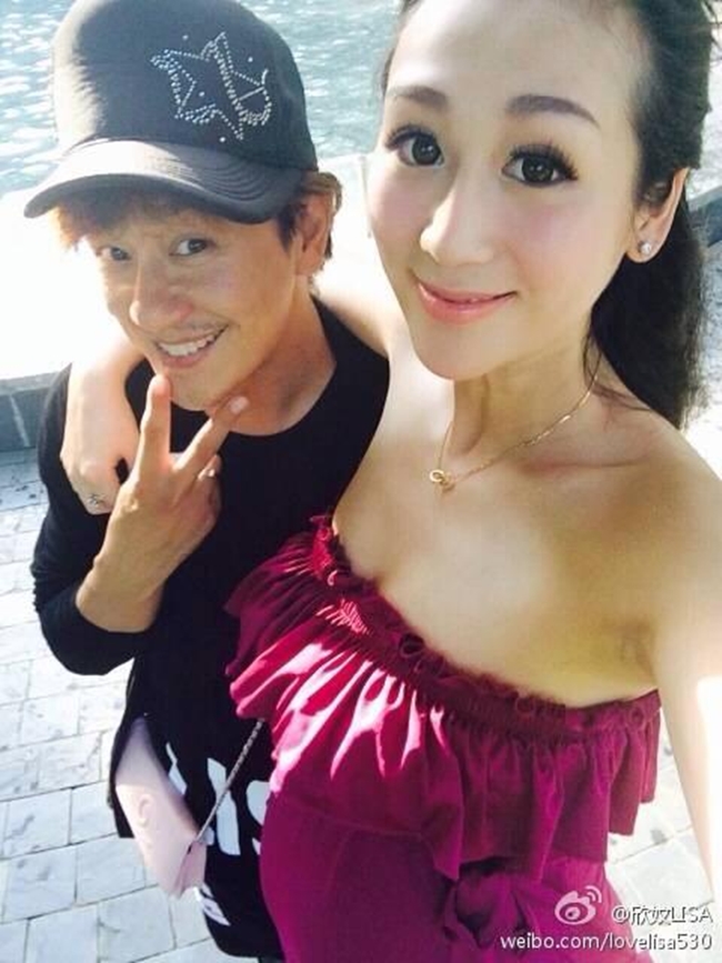 Hai vợ chồng Trần Hạo Dân – Tưởng Lệ Sa thường xuyên khoe ảnh tình cảm trên trang cá nhân. So với lúc khi mang bầu, nhan sắc của cô không có gì khác biệt.
