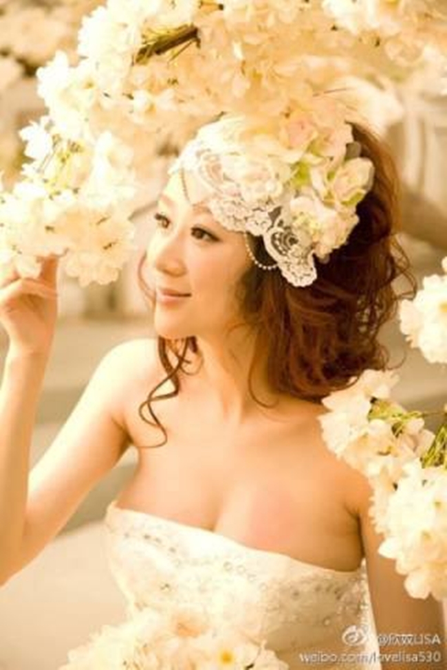 Khi Hạo Dân vướng scandal sàm sỡ đồng nghiệp năm 2011, cô cũng xuất hiện cùng chồng tại buổi họp báo và động viên anh.