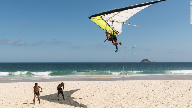 Dù lượn ở Rio de Janeiro, Brazil: Ngắm khung cảnh thành phố qua camera trên cao trở nên quá phổ biến, nhưng trải nghiệm lướt dù trên không mang lại cho bạn cảm giác vô cùng phấn khích.