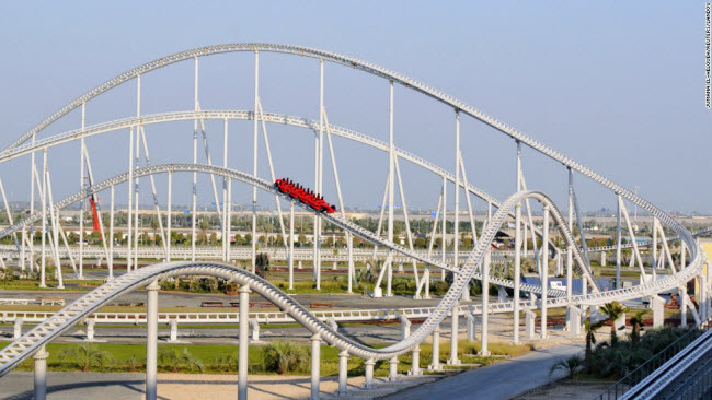 Tàu lượn siêu tốc Formula Rossa, Abu Dhabi: Với vận tốc từ 0 lên 240 km/giờ trong vòng 4,9 giây, tàu lượn Formula Rossa trong công viên giải trí Ferrari World ở Abu Dhabi là tàu lượn nhanh nhất thế giới.