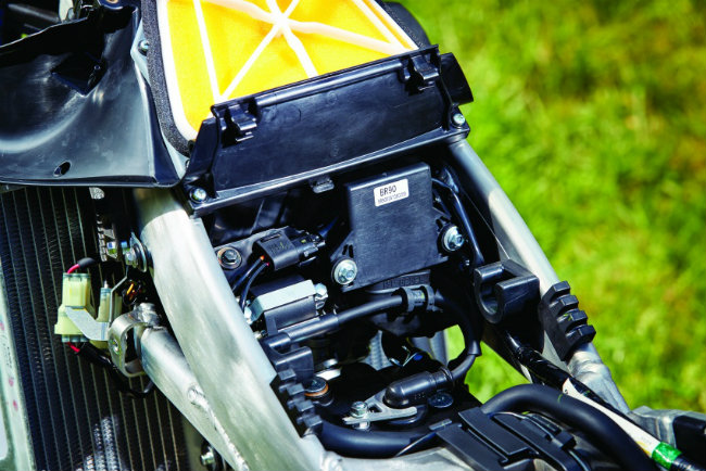 YZ450F với thiết kế xi-lanh khác biệt cùng bộ ống xả mặt sau và lỗ thông hơi dưới. Xe có trục khuỷu mới và thiết kế piston cầu hộp cao cấp hơn được phủ bằng lớn carbon như kim cương cùng bộ thân bướm ga Mikuni cỡ 44 mm mới. Ảnh các thiết bị dưới yên xe.