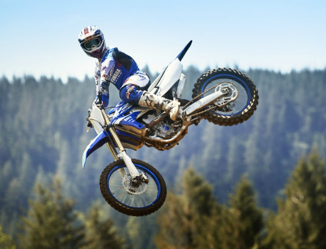 Khả năng làm mát cho YZ450F được cải thiện với bộ tản nhiệt lớn hơn và nằm ở vị trí trực tiếp hơn với luồng khí đến. Để tối ưu hóa trọng lực của YZ450F, ống xả được thiết kế bao quanh di chuyển về phía trước so với YZ tiền nhiệm và cải thiện thêm sức mạnh.
