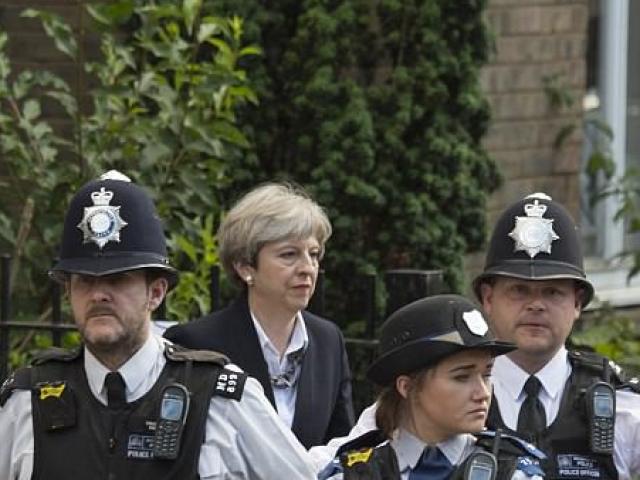 Đám đông gọi Thủ tướng Anh là “đồ hèn” sau vụ cháy London