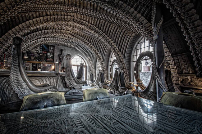 Nội thất của quán bar HR Giger được thiết kế như hang động, với đồ dùng như hài cốt và mái hình vòm.