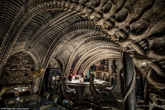 HR Giger, Thụy Sĩ: Bảo tàng HR Giger mở cửa từ tháng 6.1998 trong lâu đài cổ 400 năm tuổi Château St. Germain tại thành phố Gruyères, Thụy Sĩ. Cùng với nhiều tác phẩm của nghệ sĩ Giger, bảo tàng cũng có một quán bar được thiết kế độc đáo.