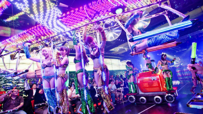Quán bar Robot, Nhật Bản: Quán bar ở thành phố Tokyo nổi tiếng với những màn trình diễn theo phong cách khoa học viễn tưởng và ánh sáng rực rỡ.