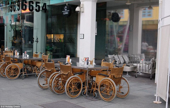 Clinic, Singapore: Quán bar này được trang trí theo chủ đề bệnh viện. Đồ uống cocktail ở đây được phục vụ&nbsp;trong dụng cụ hình ống nghiệm và túi truyền dịch, trong khi ghế ngồi là những chiếc xe lăn.