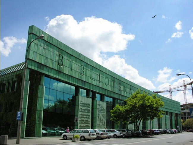 3. Thư viện Đại học Warsaw. Trên nóc thư viện là 1 khu vườn có diện tích hơn 1ha với vô vàn các loại hoa tuyệt đẹp. Thư viện là thiết kế của kiến trúc sư nổi tiếng Irena Bajerska và là 1 trong những khu vườn mái nhà rộng và đẹp nhất châu Âu.