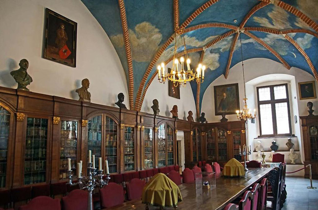 4. Thư viện Jagiellonian nằm trong trường đại học lâu đời và nổi tiếng nhất Ba Lan. Tòa nhà được thiết kế hình chữ T khổng lồ bao gồm các phòng trưng bày, cầu thang cùng nội thất hài hòa, tràn ngập ánh sáng.