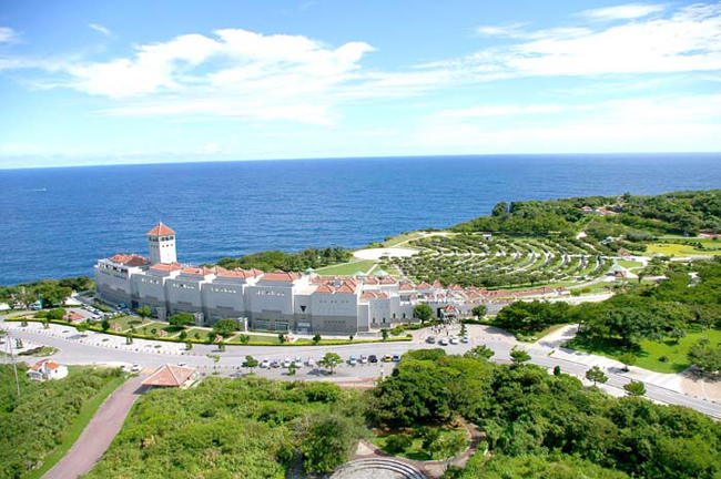 Nhưng không nhiều người biết đảo Okinawa còn là chiến địa của hầu hết các trận đánh trên mặt đất của chiến dịch Băng Sơn trong Thế chiến II. Trong trận chiến kéo dài 82 ngày ấy, khoảng 95.000 thành viên quân đội Nhật Bản và 12.510 lính Mỹ đã thiệt mạng.