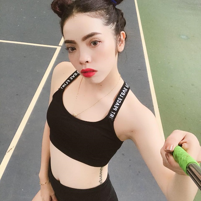 Mới đây cô nàng gây sốt với cách kết hợp tập nhảy trên máy chạy bộ vừa giúp giữ dáng vừa tăng hứng khởi tập luyện.&nbsp;