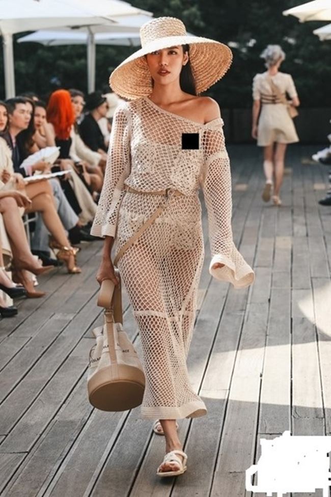 Lan khuê xuất hiện trên sàn catwalk với thần thái chuyên nghiệp. Tuy nhiên khi&nbsp;trình diễn phần vai áo bị rơi xuống&nbsp;khiến người đẹp lộ ảnh nhạy cảm.&nbsp;