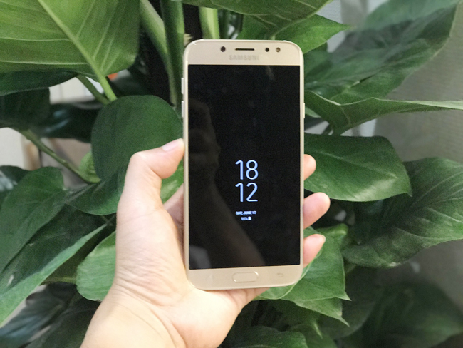 Cạnh trên được bố trí camera selfie, đèn flash LED.