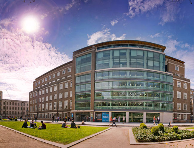 5. Trường Birkbeck, Đại học London. Trường có trên 19.000 sinh viên theo học, trong đó sinh viên quốc tế đến từ 120 quốc gia khác nhau trên thế giới. Birkbeck tọa lạc tại quận Blooomsbury trung tâm của thủ đô London, từ trường Birkbeck chỉ mất 10 phút đi bộ là có thể tới Thư viện Anh, Nhà hát, Bảo tàng quốc gia và những điểm tham quan hấp dẫn như: Big Ben, London Eye và Chinatown…