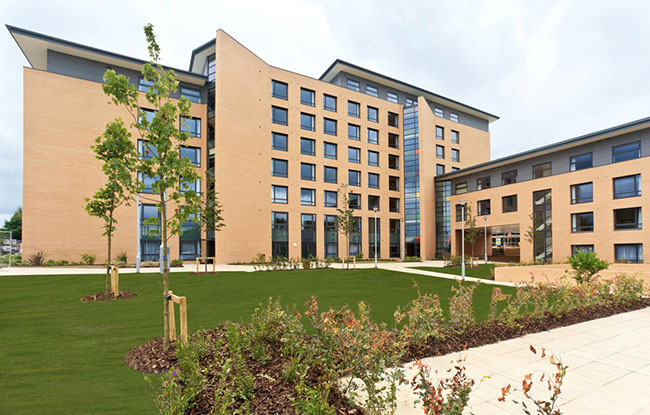 9. Đại học Leeds Trinity cung cấp các khóa học Foundation, Đại học, Sau đại học với các khoa: Nhân văn, Ngôn ngữ, Toán học, Khoa học, Xã hội, Khoa học Môi trường... và các môn học: truyền thông, phim ảnh, tivi, kinh doanh, quản lý, marketing, báo chí, giáo dục, nhân văn, tâm lý, thể thao, sức khỏe, dinh dưỡng,...