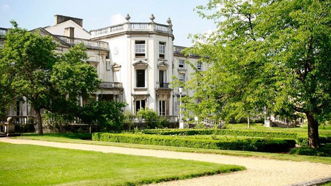 12. Đại học Roehampton là trường đại học lớn với nhiều chuyên ngành đào tạo, chủ yếu tập chung vào các ngành nghệ thuật, khoa học xã hội và nhân văn, khoa học đời sống và con người, bên cạnh đó ngành học thế mạnh của trường là ngành sư phạm.