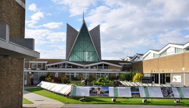 11. Đại học Canterbury Christ Church tọa lạc ở Christchurch, thành phố lớn nhất vùng bán đảo nam của New Zealand, gần cả biển và núi. Hiện tại có hơn 2000 sinh viên quốc tế đến từ 65 quốc gia trên thế giới đang theo học tại trường.