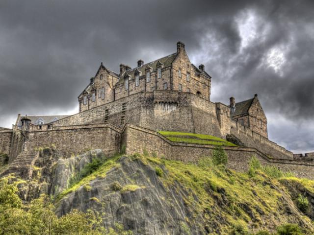 Rùng mình đột nhập lâu đài ma ám đáng sợ nhất Scotland