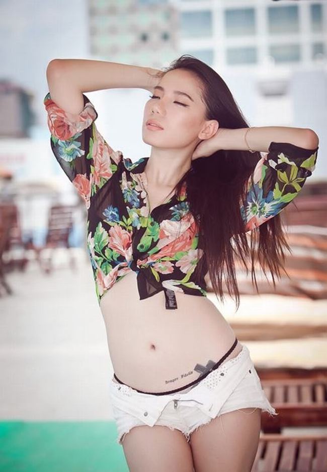 Chung Thục Quyên có hình xăm chữ đầy đủ họ tên của cô&nbsp;chạy ngược từ vùng dưới&nbsp;lên phía eo.&nbsp;