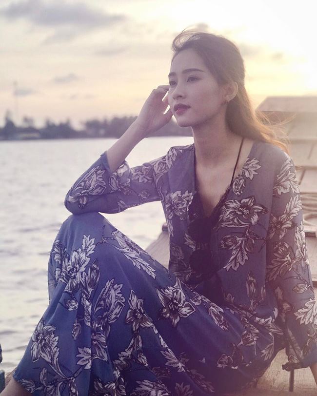 Sở hữu thân hình &#34;mình hạc xương mai&#34; thế nên hoa hậu Đặng Thu Thảo có vòng 1 khá &#34;tí hon&#34;.