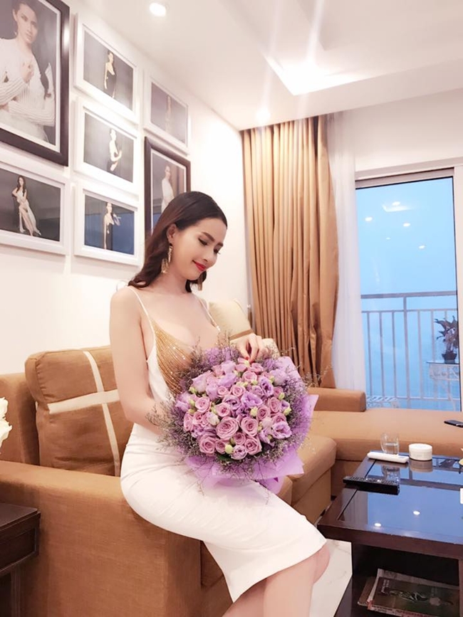 Mỹ nhân quê Tiền Giang sống trong căn hộ sang trọng và xa hoa. Ít ai biết rằng, cô cũng là một người đẹp yêu hoa và thường xuyên được bạn trai tặng những bó hoa đẹp để trang trí nhà cửa.