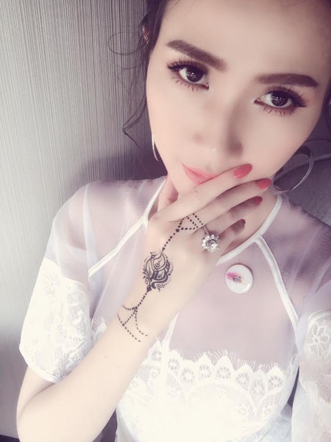 Nữ diễn viên “Hồ sơ lửa” khéo léo khoe chiếc nhẫn trị giá 1,3 tỷ được bạn trai tặng nhân dịp sinh nhật 26 tuổi của cô vào năm ngoái.