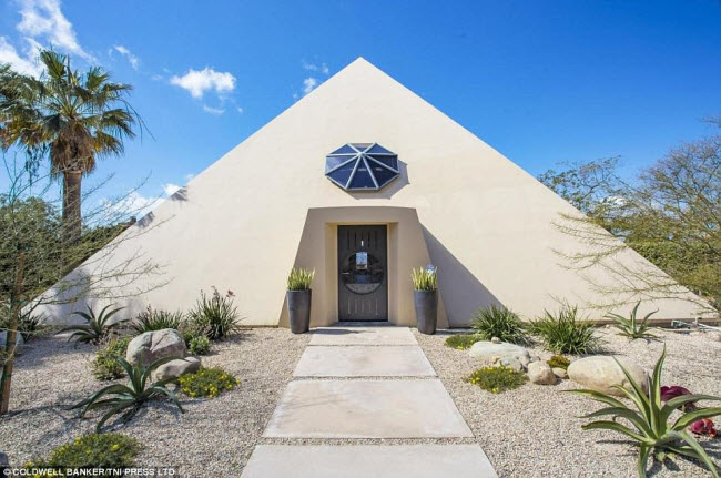 Ngôi nhà sang trọng có hình như kim tự tháp ở thành phố Malibu Canyon thuộc bang California, Mỹ, được rao bán trên thị trường bất động sản với giá 3,1 triệu USD.