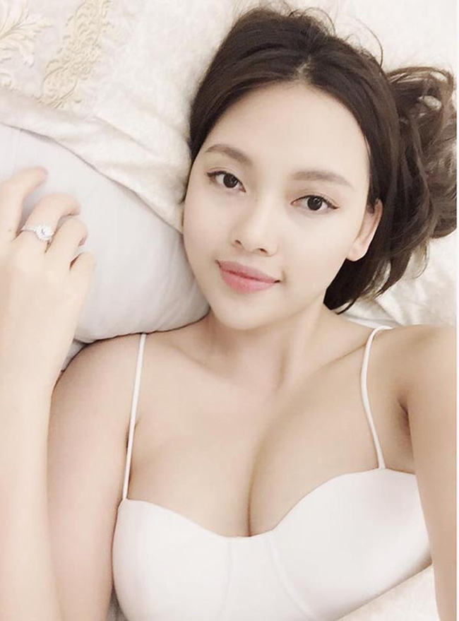 Vẻ ngoài xinh đẹp giúp cô thu hút hơn 30.000 fan trên facebook.&nbsp;