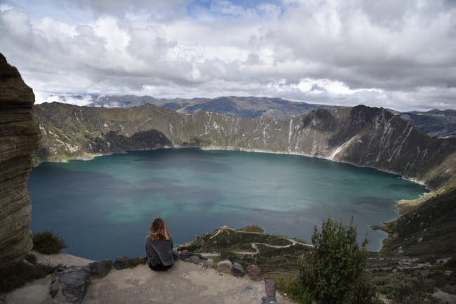 Quilotoa Loop, Ecuador: Đây là tour đi bộ khám phá kéo dài 3 ngày qua dãy đồi Andean và các ngôi làng hẻo lánh ở Ecuador. Tổng chiều dài của hành trình khoảng 34 km.