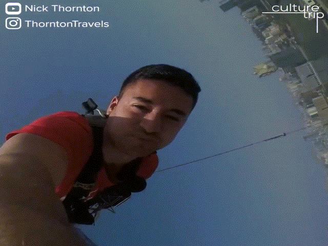 Rụng tim với trò nhảy bungee từ độ cao trên tòa tháp Macau