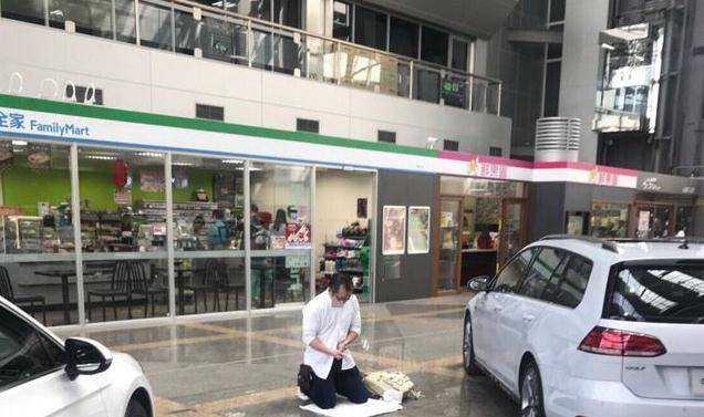 Fan rạch bụng vì thần tượng nóng bỏng giải nghệ - 1