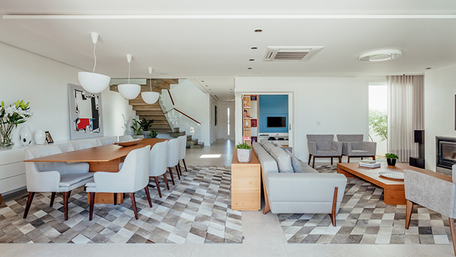 Phòng thư giãn và phòng ăn mặc dù là không gian mở nhưng với kết cấu nội thất đơn giản và cùng tông màu là những yếu tố tạo ra một sự liên kết hài hòa, nhưng vẫn tạo ra những điểm nhấn riêng biệt.