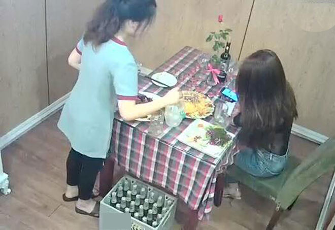 Bị bỏ rơi ở nhà hàng, cô gái uống say mèm đến 2 giờ sáng - 2