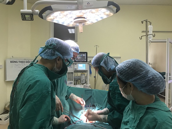 Không khám phụ khoa định kỳ, bệnh nhân mang khối u cổ tử cung nặng 7kg - 2