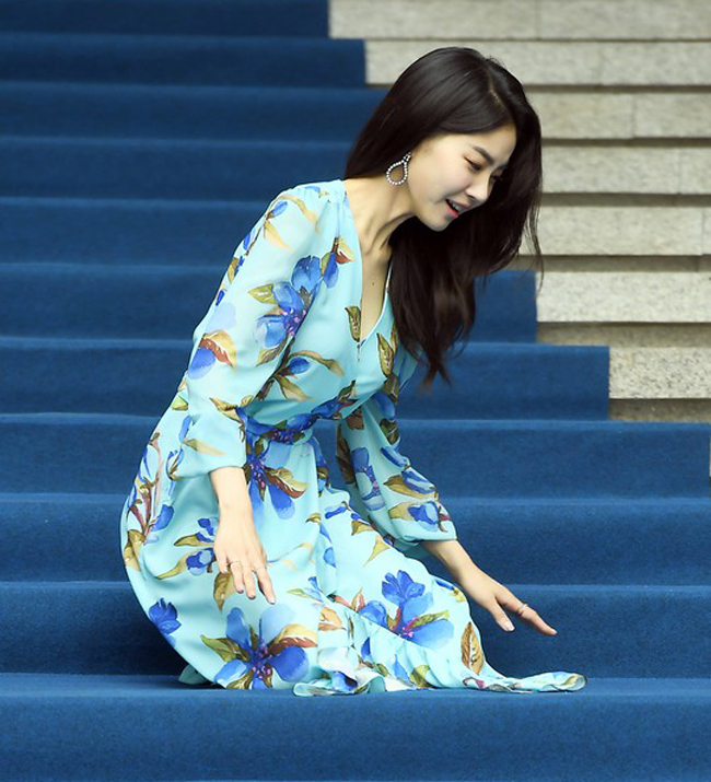 Hwang Seung Eon đang là mỹ nhân được nhắc đến nhiều nhất tại sự kiện Seoul Fashion Week bởi sự cố trên thảm xanh đáng nhớ.