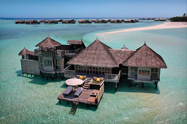 Gili Lankanfushi Maldives: Khu nghỉ mát Gili Lankanfushi được đánh giá là 1 trong 5 khu nghỉ mát sang trọng hàng đầu thế giới do TripAdvisor bình chọn. Nhà hàng chính ngoài trời, nằm ngay trên bãi cát, phục vụ những món hải sản nóng sốt và đồ uống tuyệt hảo. Tại khu nghỉ dưỡng này, các biệt thự độc lập được dựng lên trên nền bãi biển theo kiểu chòi mái lá có ban công riêng để khách có thể nằm tắm nắng. 