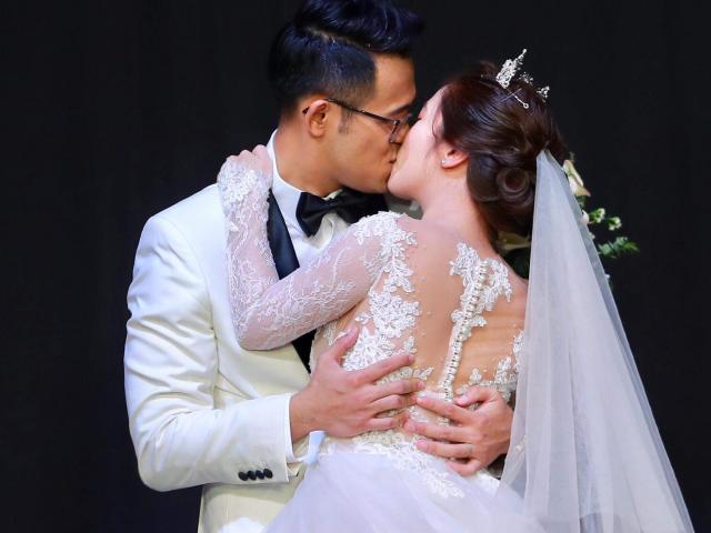 MC Đức Bảo ”cưỡng hôn 10 giây” vợ trẻ trước hàng trăm quan khách VTV