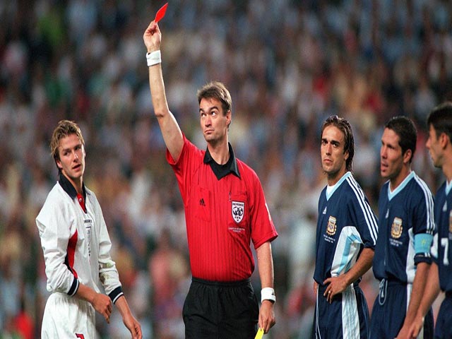 Khoảnh khắc điên rồ World Cup: ”Cừu non” Beckham bị gài bẫy, tiếng khóc xé lòng