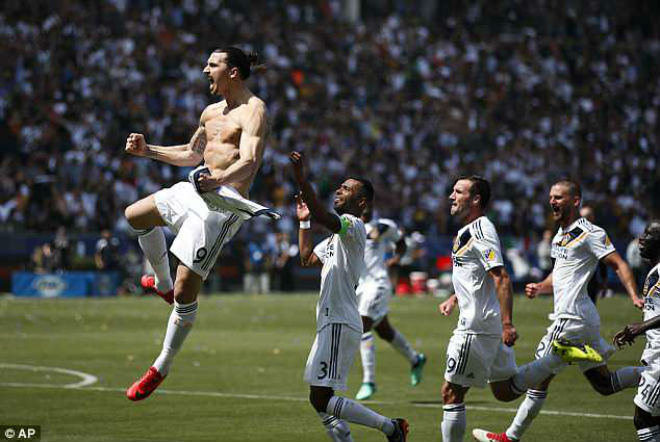 Ibra bùng nổ trên đất Mỹ: Nghi án Mourinho ép rời MU vì Lukaku - 2