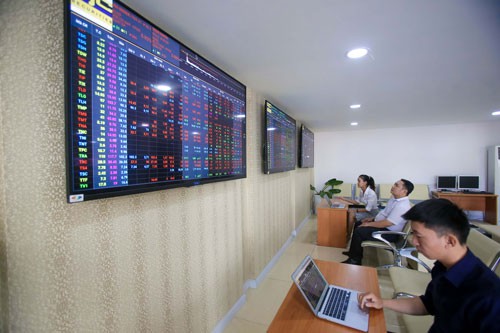 &#34;Rót&#34; tiền vào chứng khoán hay đất? - 1