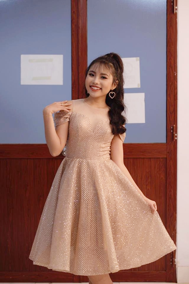 Trên sân khấu, Phương Mỹ Chi chủ yếu vẫn diện áo dài hát dân ca. Thỉnh thoảng, cô bé sinh năm 2003 mới thay đổi phong cách ăn mặc.
