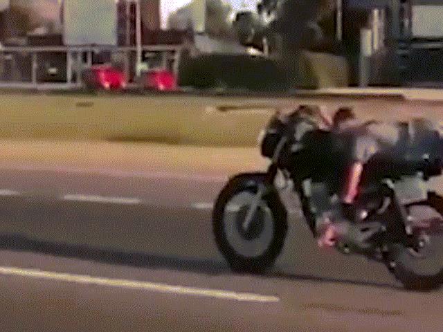 Phi thường - kỳ quặc - Đùa với thần chết, nằm sấp lái xe máy chạy 128km/h