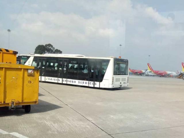 Xe buýt sân bay ”trôi” vênh hàng rào ở Tân Sơn Nhất