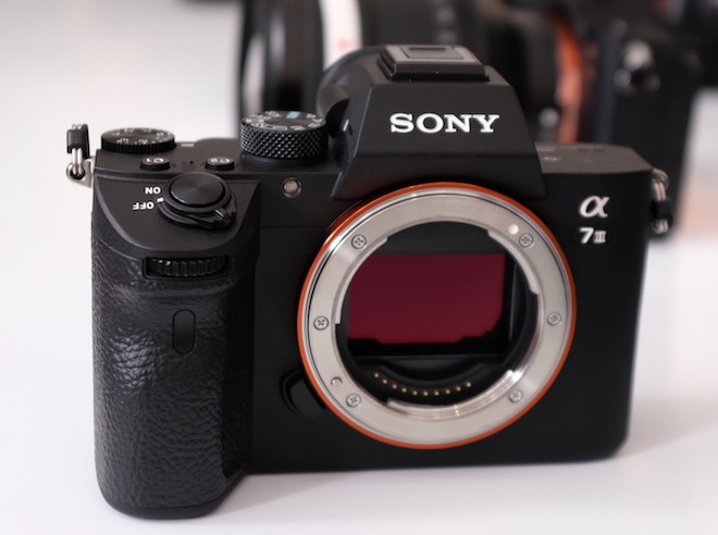 Sony công bố máy ảnh A7 III với số điểm lấy nét &#34;khủng&#34;, nháy &#34;siêu tốc&#34; - 1