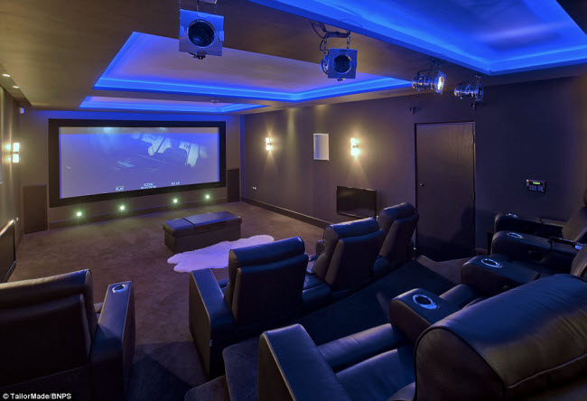 Phòng chiếu phim có màn hình Cinemascope Aramorphic tối tân, ghế có hệ thống mát-xa, đồ uống ướp lạnh hay hâm nóng.