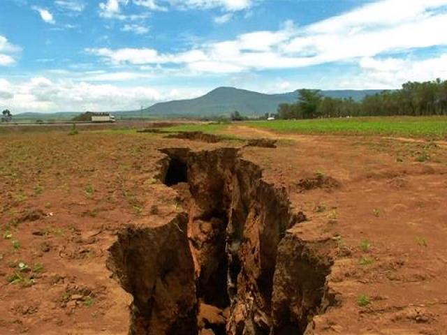 Thế giới - Vì sao khe nứt khổng lồ rộng 20 m xuất hiện giữa châu Phi?